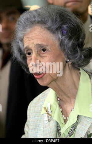 Königin Fabiola von Belgien ist im Rahmen eines Empfangs auf Schloss Laeken nahe Brüssel, Belgien, Sonntag, 3. September 2006 abgebildet. Mehr als 600 ehrenamtliche und sozial engagierte Jugendliche zwischen 16 und 21 aus allen Teilen des Landes wurden eingeladen, an der Rezeption auch ein Showprogramm mit. Foto: Albert Nieboer. NIEDERLANDE Stockfoto