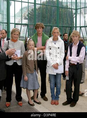 Prinzessin Astrid von Belgien (L), ihr Ehemann Prinz Lorenz und ihre Kinder Prinz Amedeo (3. v. L), Prinz Joachim, Prinzessin Maria Laura (2. v. R) und Prinzessin Luisa Maria sind im Rahmen eines Empfangs auf Schloss Laeken nahe Brüssel, Belgien, Sonntag, 3. September 2006 abgebildet. Mehr als 600 ehrenamtliche und sozial engagierte Jugendliche zwischen 16 und 21 aus allen Teilen des Landes wurden in Stockfoto