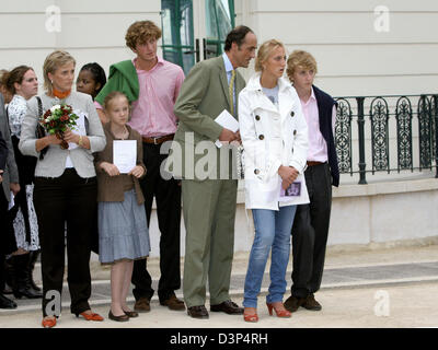 Prinzessin Astrid von Belgien (L), ihr Ehemann Prinz Lorenz und ihre Kinder Prinz Amedeo (3. v. L), Prinz Joachim, Prinzessin Maria Laura (2. v. R) und Prinzessin Luisa Maria sind im Rahmen eines Empfangs auf Schloss Laeken nahe Brüssel, Belgien, Sonntag, 3. September 2006 abgebildet. Mehr als 600 ehrenamtliche und sozial engagierte Jugendliche zwischen 16 und 21 aus allen Teilen des Landes wurden in Stockfoto