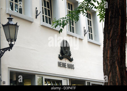 (Dpa-Datei) - A badge zeigt das Profil des deutschen Dichters Heinrich Heine (1797-1856) an der Fassade des Heine Literaturhaus in Düsseldorf, 31. August 2006 abgebildet ist. Nach einer Umgestaltung eingeweiht in Höhe von 1 Million Euro die sogenannte Heine Literaturhaus zum 150 Jahrestag des Todes des Dichters Düsseldorf geboren. Das Haus befindet sich in der Stockfoto