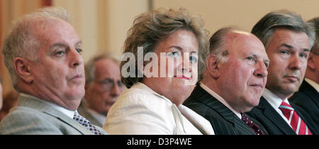 Ungarischer Schriftsteller und Literatur Nobelpreisträger Imre Kertesz (2 r) und seine Frau Magda (2. v. L) sitzen neben der Berliner Governing Mayor Klaus Wowereit (R) und Dirigent Daniel Barenboim (L) bei der "Ernst-Reuter-Medaille" Preisverleihung in Berlin, Montag, 4. September 2006. Foto: Miguel Villagran Stockfoto