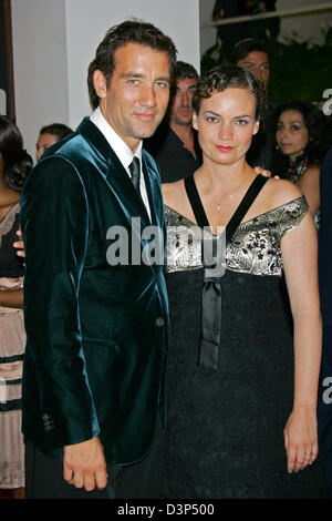 Britischer Schauspieler Clive Owen und seine Frau Sarah-Jane Fenton mit einem Lächeln für die Kameras kommen sie zur Premiere seines Films "Children of Men" auf der 63. Internationalen Filmfestspiele in Venedig, Italien, 4. September 2006. Foto: Hubert Boesl Stockfoto