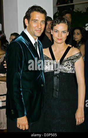 Britischer Schauspieler Clive Owen und seine Frau Sarah-Jane Fenton mit einem Lächeln für die Kameras kommen sie zur Premiere seines Films "Children of Men" auf der 63. Internationalen Filmfestspiele in Venedig, Italien, 3. September 2006. Foto: Hubert Boesl Stockfoto