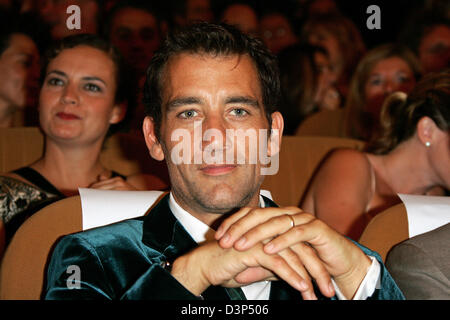 Britischer Schauspieler Clive Owen wartet auf die Premiere seines Films "Children of Men" auf der 63. Internationalen Filmfestspiele in Venedig, Italien, 3. September 2006 starten. Foto: Hubert Boesl Stockfoto