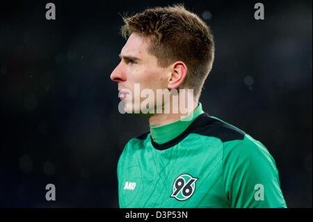 Hannovers Torwart Ron-Robert Zieler blickt auf in der UEFA Europa League Runde der 32 zweite Bein-Fußballspiel zwischen Hannover 96 und FC Anschi Machatschkala in Hannover-Arena in Hannover, Deutschland, 21. Februar 2013. Foto: Sebastian Kahnert/dpa Stockfoto