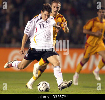 Deutsche U21 Fußballspieler Patrick Helmes (L) punktet das 3: 0 in der UEFA European Under-21-Qualifikationsspiel gegen Rumänien im Jade-Stadion in Wilhelmshaven, Deutschland, Dienstag, 5. September 2006. Deutschland stellte sich auf den Stil, Rumänien 5-1 zu besiegen und Dichtung eine Stelle Freitagsziehung für die Play-offs der Europäischen u-21 Championship 2007 als Sieger der Gruppe 10 kommen. Foto: Ca Stockfoto