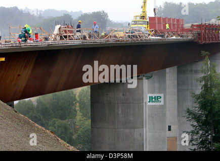 Bauarbeiter montieren der Grenzbrücke zwischen Deutschland und der Tschechischen Republik in Pirna, Deutschland, Mittwoch, 6. September 2006. Der dritte Abschnitt Anschluss Pirna bis zur tschechischen Grenze ist 19,3 Kilometer lang und kostet etwa 164,2 Millionen Euro. Der motor Weg wird voraussichtlich in diesem Jahr für den Verkehr geöffnet. Die deutsche Sektion verläuft zwischen Dresden und der tschechischen Grenze, auf 45 km Stockfoto