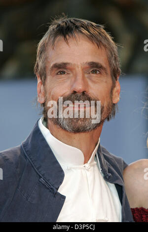 Englischer Schauspieler Jeremy Irons kommt bei der Premiere von "Inland Empire", die auch die Lifetime Achievement Preisverleihung für David Lynch während der 63. Filmfestspiele von Venedig, Italien, Mittwoch, 6. September 2006. Foto: Hubert Boesl Stockfoto