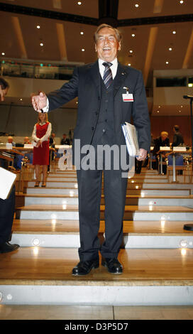 Gerhard Mayer-Vorfelder, Präsident des "Deutschen Fußball-Bundes" (DFB) bis jetzt, geht auf dem Podium während der DFB-Convention in Frankfurt am Main, Deutschland, Freitag, 8. September 2006. Heute, der Verein verabschiedet sich auf 73-jährige Gerhard Mayer-Vorfelder, wer Präsident zusammen mit Zwanziger bisher. 61 - jährige Theo Zwanziger alleiniger Vorstandsvorsitzender gewählt werden die Stockfoto