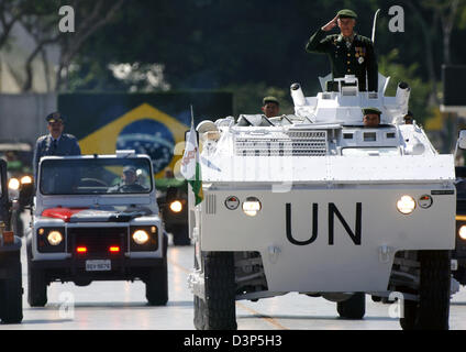 Ein Militärfahrzeug UN bereitgestellt von der brasilianischen Armee führt die Parade zum Unabhängigkeitstag Brasiliens in die Sambodrome von Sao Paulo, Brasilien, 7. September 2006. Mehr als 30.000 Menschen verfolgten die 3.600 Soldaten, die Teilnahme an der traditionellen Parade. Brasilien erklärte seine Unabhängigkeit von Portugal am 7. September 1822 mit der "Schrei des Ipiranga". Bereits im Jahre 1815 wurde Brasilien auf erkannt eine Stockfoto