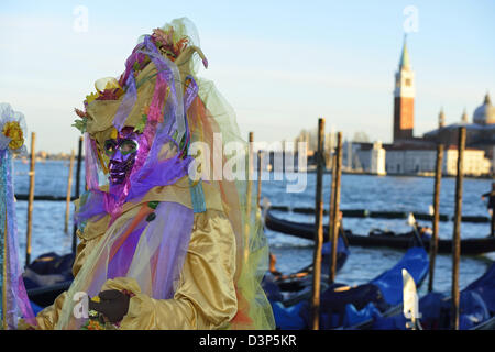 Masken Karneval 2013 mit der Insel und der Kirche von Enfield Maggiore im Hintergrund; Venedig, Veneto. Italien Stockfoto