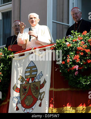 Papst Benedict XVI Adressen treu versammelten sich der Bischofspalast in München, Deutschland, 10. September 2006. Neben ihm Vatikan wies Kardinal Angelo Sodano (L) und der Münchner Erzbischof Kardinal Friedrich Wetter. Der Papst wird auch Clelebate eine Vesper im Münchner Dom am Sonntagabend. Der sechs-Tage-Besuch konzentriert sich völlig auf seine geliebten Bayern, eine traditionell Stockfoto