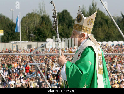 Papst Benedikt XVI. während der Messe in München, Deutschland, 10. September 2006 abgebildet. Der Papst ist zu Besuch in seinem Heimatstaat bayerischen bis 14 September. EPA/MAURIZIO BRAMBATTI POOL +++(c) Dpa - Bildfunk +++ Stockfoto