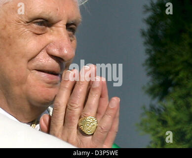 Papst Benedikt XVI. während der Messe in München, Deutschland, 10. September 2006 abgebildet. Der Papst ist zu Besuch in seinem Heimatstaat bayerischen bis 14 September. EPA/MAURIZIO BRAMBATTI POOL +++(c) Dpa - Bildfunk +++ Stockfoto