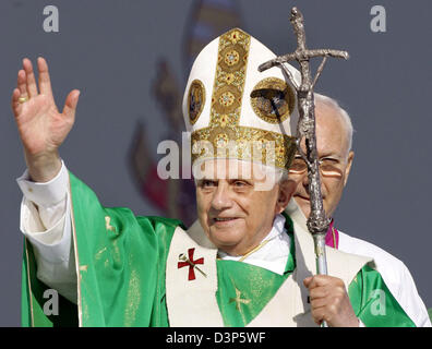 Papst Benedict XVI winkt den Teilnehmern der Messe in München, Deutschland, 10. September 2006. Der Papst ist zu Besuch in seinem Heimatstaat bayerischen bis 14 September. EPA/MAURIZIO BRAMBATTI POOL +++(c) Dpa - Bildfunk +++ Stockfoto