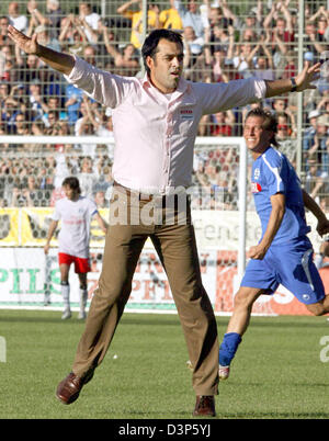 Stuttgarter Kickers-Cheftrainer Robin Dutt nach dem Schlusspfiff den DFB-Pokal Jubel 1. Runde Spiel Stuttgarter Kickers Vs Hamburger SV im Gazi-Stadion Stuttgart, Deutschland, 9. September 2006. Das Spiel endete 4: 3 nach PSO. Foto: Norbert Foersterling Stockfoto