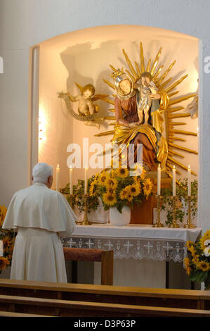 Papst Benedict XVI. betet in der St. Joseph Kirche am Friedhof Ziegetsdorf, wo seine Familie in Regensburg, Deutschland Mittwoch, 13. September 2006 begraben liegt. Die Papst besucht seine bayerische Heimat bis 14. September 2006. Foto: Wolfgang Radtke Stockfoto