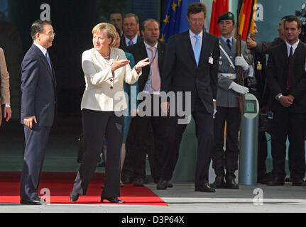 Bundeskanzlerin Angela Merkel begrüßt chinesischen Premier Wen Jiabao (L) für Gespräche in der Kanzlei in Berlin, Deutschland, Donnerstag, 14. September 2006. Foto: Steffen Kugler Stockfoto