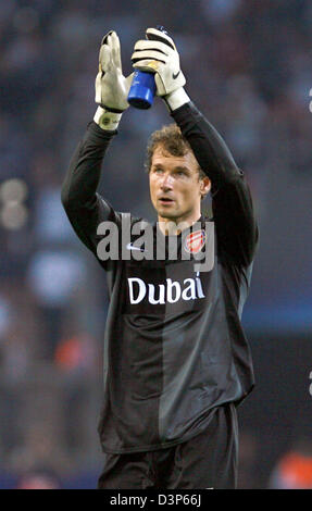 Deutsche Torhüter Jens Lehmann vom FC Arsenal London dank der Fans nach der UEFA-Champions-League-Spiel im Stadion AOL-Arena in Hamburg, Deutschland, Mittwoch, 13. September 2006. Arsenal gewann 2: 1 gegen den Hamburger SV unter drei Punkte. Foto: Sebastian Widmann Stockfoto