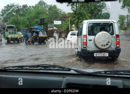 (Dpa-Datei) - das Bild zeigt den Blick durch die Windschutzscheibe eines Autos auf Passanten und Fahrzeuge, die versuchen, ihren Weg durch die überfluteten Straßen während der Monsun-Regenfälle in Bombay, Indien, 5. Juli 2006 machen. Nach 30 Stunden non-Stop-Regen 2000 mm Regen gefallen und überflutet die Straßen. Foto: Wolfgang Langenstrassen Stockfoto