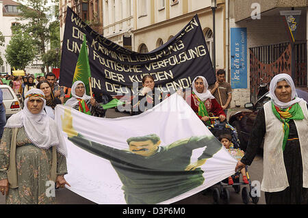 Ca. 100 Kurden Protest an der Kriminalisierung und politische Verfolgung von Kurden in Deutschland in Saarbrücken, 19. August 2006. Die verlangten die Freilassung von kurdischen Politiker und Journalisten Muzaffer Ayata, Nedim sieben und Riza Erdogan sowie die Freigabe der ehemaligen Kurdistan Workers' Party (PKK) Abdullah Oecalan Kopf. Der eingetragene Verein kurdische Gemeinschaft im Saarland, Mem Stockfoto
