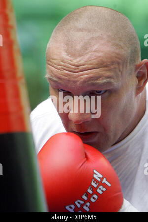 Ehemalige Profi-Boxer, die, den deutschen Axel Schulz beim Training für die Presse in Halle/Westfalen, Deutschland, Dienstag, 19. September 2006 abgebildet. Schulz wird uns Boxen pro Brian Minto in seinem Comeback-Kampf am 25 November kämpfen. 31-Year-Old Minto gewann 26 27 Kampf. Schulz, nach sieben Jahren Pause kehrt verloren nur vier seiner 32 pro Kämpfe. Foto: Bernd Thissen Stockfoto