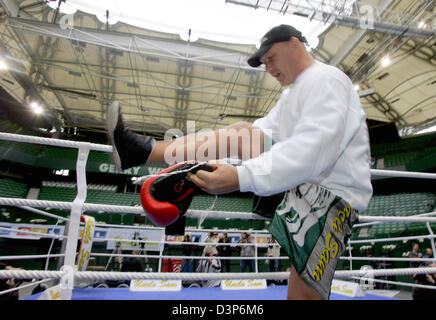 Ehemaliger Profi-Boxer deutschen Axel Schulz ruft in den Ring während einer Ausbildung für die Presse in Halle/Westfalen, Deutschland, Dienstag, 19. September 2006. Schulz wird uns Boxen pro Brian Minto in seinem Comeback-Kampf am 25 November kämpfen. 31-Year-Old Minto gewann 26 27 Kampf. Schulz, nach sieben Jahren Pause kehrt verloren nur vier seiner 32 pro Kämpfe. Foto: Bernd Thissen Stockfoto