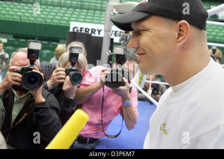 Ehemaliger Profi-Boxer deutschen Axel Schulz gibt ein Interview beim Training für die Presse in Halle/Westfalen, Deutschland, Dienstag, 19. September 2006. Schulz wird uns Boxen pro Brian Minto in seinem Comeback-Kampf am 25 November kämpfen. 31-Year-Old Minto gewann 26 27 Kampf. Schulz, nach sieben Jahren Pause kehrt verloren nur vier seiner 32 pro Kämpfe. Foto: Bernd Thissen Stockfoto