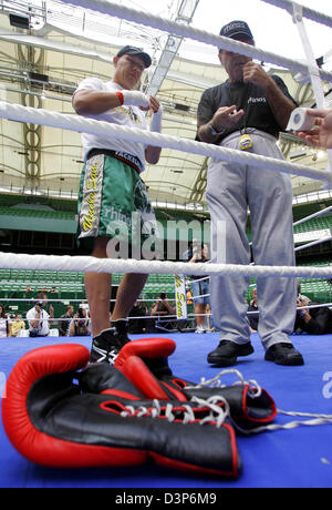 Ehemaliger Profi-Boxer deutschen Axel Schulz (L) bereitet sich mit seinem Trainer Rick Conti (R) für ein Training für die Presse in Halle/Westfalen, Deutschland, Dienstag, 19. September 2006. Schulz wird uns Boxen pro Brian Minto in seinem Comeback-Kampf am 25 November kämpfen. 31-Year-Old Minto gewann 26 27 Kampf. Schulz, nach sieben Jahren Pause kehrt verloren nur vier seiner 32 pro Kämpfe. Foto: Bernd Thi Stockfoto