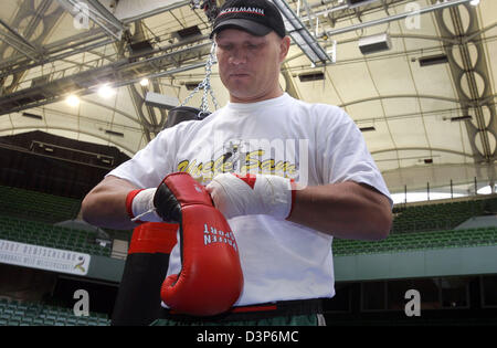 Ehemaliger Profi-Boxer deutschen Axel Schulz bereitet auf eine Ausbildung für die Presse in Halle/Westfalen, Deutschland, Dienstag, 19. September 2006. Schulz wird uns Boxen pro Brian Minto in seinem Comeback-Kampf am 25 November kämpfen. 31-Year-Old Minto gewann 26 27 Kampf. Schulz, nach sieben Jahren Pause kehrt verloren nur vier seiner 32 pro Kämpfe. Foto: Bernd Thissen Stockfoto