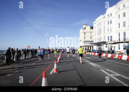 Konkurrenten und Benefizveranstaltungen teilnehmen an der Brighton Halbmarathon im Feburar 2013 Stockfoto