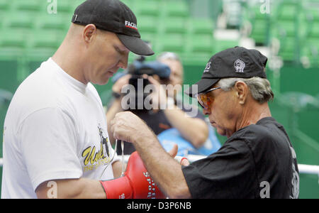 Ehemaliger Profi-Boxer deutschen Axel Schulz (L) bereitet sich mit seinem Trainer Rick Conti (R) für ein Training für die Presse in Halle/Westfalen, Deutschland, Dienstag, 19. September 2006. Schulz wird uns Boxen pro Brian Minto in seinem Comeback-Kampf am 25 November kämpfen. 31-Year-Old Minto gewann 26 27 Kampf. Schulz, nach sieben Jahren Pause kehrt verloren nur vier seiner 32 pro Kämpfe. Foto: Bernd Thi Stockfoto