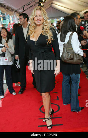 US-amerikanische Schauspielerin Jennifer Coolidge kommt auf dem roten Teppich für die Weltpremiere ihres Films "Für Ihre Behandlung" auf der 31. jährlichen Toronto International Film Festival in Toronto, Kanada, Sonntag, 10. September 2006. Foto: Hubert Boesl Stockfoto