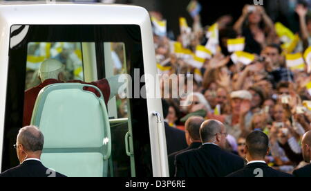 Papst Benedict XVI winkt die Massen aus dem Papamobil auf dem Marien-Platz in München, Deutschland, Samstag, 9. September 2006. Foto: Matthias Schrader Stockfoto