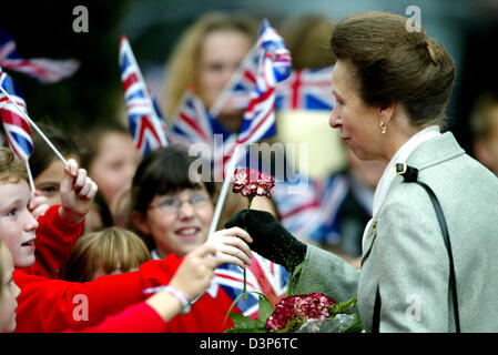 Prinzessin Anne spricht mit Schülerinnen und Schüler in der britischen Armee-Kaserne in Mönchengladbach, Dienstag, 19 September 2006. Die Prinzessin kümmert sich um die Bedürfnisse der Ehefrauen, Ehemänner und Kinder von den britischen Soldaten in Afghanistan als jetzt Oberst der Royal Signals und Royal Logistic Corps eingesetzt. Foto: Roland Weihrauch Stockfoto