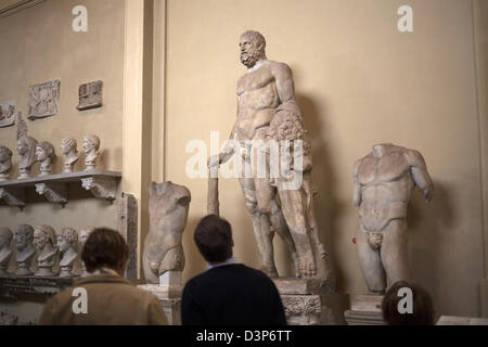 Klassische römische Skulptur Galerien im Vatikanischen Museum in Rom zeigen Götter und Kaiser unter den Skulpturen Stockfoto