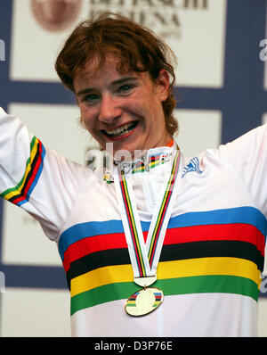 18-Year-Old Dutch Marianne Vos ist während der Siegerehrung Straßenrennen der Rad WM 2006 in Salzburg, Österreich, Samstag, 23. September 2006 abgebildet. Vos gewann das Rennen im Sprint mit 15 Radfahrer. Foto: Gero Breloer Stockfoto