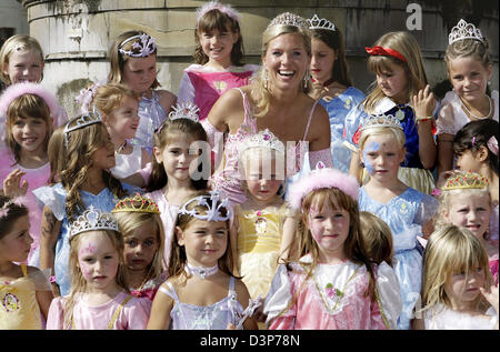 Prinzessin Maja Synke von Hohenzollern im Bild mit Kindern in Ludwigsburg, Deutschland, Sonntag, 24. September 2006. Die Patronate der Stiftung "Schattenkinder e.V." wurde einen 10.000 Euro-Scheck an der "Disney Princess Ball" für ihre Stiftung übergeben. Der "Disney Pricess Ball" ist eine gemeinsame Aktion des Verlages Egmont Ehapa, der deutsche Verband der Tanzlehrer und Disne Stockfoto