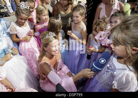 Prinzessin Maja Synke von Hohenzollern im Bild mit Kindern in Ludwigsburg, Deutschland, Sonntag, 24. September 2006. Die Patronate der Stiftung "Schattenkinder e.V." wurde einen 10.000 Euro-Scheck an der "Disney Princess Ball" für ihre Stiftung übergeben. Der "Disney Pricess Ball" ist eine gemeinsame Aktion des Verlages Egmont Ehapa, der deutsche Verband der Tanzlehrer und Disne Stockfoto