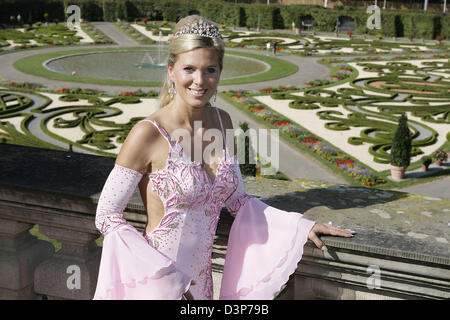 Prinzessin Maja Synke von Hohenzollern in Ludwigsburg, Deutschland, Sonntag, 24. September 2006 abgebildet. Die Patronate der Stiftung "Schattenkinder e.V." wurde einen 10.000 Euro-Scheck an der "Disney Princess Ball" für ihre Stiftung übergeben. Der "Disney Pricess Ball" ist eine gemeinsame Aktion des Verlages Egmont Ehapa, der deutsche Verband der Tanzlehrer und Disney. Foto: Mari Stockfoto