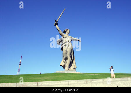 (Dpa-Datei) - das Bild zeigt die monumentale Skulptur Mather Heimat auf dem Mamajew-Hügel in Wolgograd, dem früheren Stalingrad, Russland, 9. September 2006. Das Denkmal erinnert an die sowjetische Soldaten in der Schlacht von Stalingard. Foto: Uwe Zucchi Stockfoto