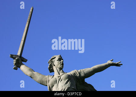 (Dpa-Datei) - das Bild zeigt die monumentale Skulptur Mather Heimat auf dem Mamajew-Hügel in Wolgograd, dem früheren Stalingrad, Russland, 9. September 2006. Das Denkmal erinnert an die sowjetische Soldaten in der Schlacht von Stalingard. Foto: Uwe Zucchi Stockfoto