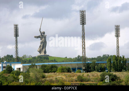 (Dpa-Datei) - das Bild zeigt die monumentale Skulptur Mutter Heimat auf dem Mamajew-Hügel in Wolgograd, dem früheren Stalingrad, Russland, 9. September 2006. Das Denkmal erinnert an die sowjetische Soldaten in der Schlacht von Stalingard. Foto: Uwe Zucchi Stockfoto