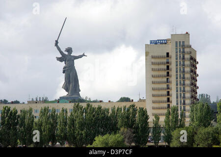 (Dpa-Datei) - das Bild zeigt die monumentale Skulptur Mutter Heimat auf dem Mamajew-Hügel in Wolgograd, dem früheren Stalingrad, Russland, 9. September 2006. Das Denkmal erinnert an die sowjetische Soldaten in der Schlacht von Stalingard. Foto: Uwe Zucchi Stockfoto