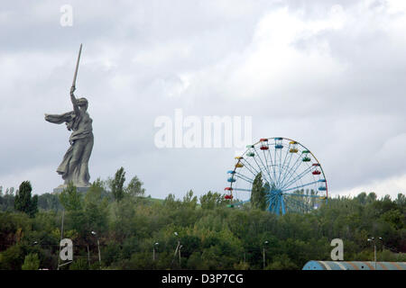 (Dpa-Datei) - das Bild zeigt die monumentale Skulptur Mutter Heimat auf dem Mamajew-Hügel in Wolgograd, dem früheren Stalingrad, Russland, 9. September 2006. Das Denkmal erinnert an die sowjetische Soldaten in der Schlacht von Stalingard. Foto: Uwe Zucchi Stockfoto