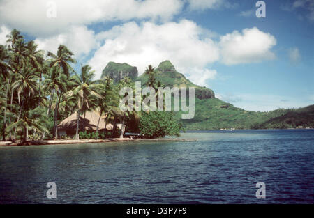 (Dpa - Dateien) Das undatierte Foto zeigt die Insel Bora-Bora mit Vulcano Otimanu in den Hintergrund, Insel Bora-Bora, Französisch-Polynesien. Foto: Jack Und Francoise Rocchio Stockfoto