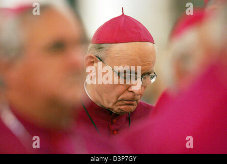 Bischof von Limburg Franz Kamphaus betet an den Eröffnungsgottesdienst im Herbst Plenum der Deutschen Bischofskonferenz im Dom zu Fulda, Deutschland, Dienstag, 26. September 2006. Die Bischöfe treffen sich traditionell im September am Grab des St. Bonifacius. Sie möchten den Besuch von Papst Benedict XVI auf ihrer viertägigen Plenum zu überprüfen. Foto: Arne Dedert Stockfoto