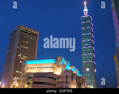 Das Bild zeigt den Büroturm des Taipei International Financial Center in Taipei, Taiwan, 9. September 2006. Der Wolkenkratzer Taipei 101 ist das derzeit höchste Gebäude der Welt mit 101 Stockwerken und einer Höhe von 508 Metern. Foto: Jürgen Effner Stockfoto