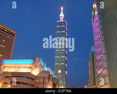 Das Bild zeigt den Büroturm des Taipei International Financial Center in Taipei, Taiwan, 9. September 2006. Der Wolkenkratzer Taipei 101 ist das derzeit höchste Gebäude der Welt mit 101 Stockwerken und einer Höhe von 508 Metern. Foto: Jürgen Effner Stockfoto