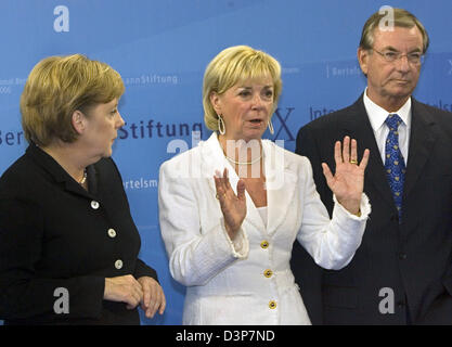 (L-R) Bundeskanzlerin Angela Merkel, Vorstandsvorsitzender der Bertelsmann Verwaltungsgesellschaft Liz Mohn und CEO der Berltelsmann AG Gunter Thielen abgebildet auf der 10. internationalen Bertelsmann Forum (IBF) in Berlin, Deutschland, 22. September 2006. Mohn und Merkel nahmen an der IBF 2006 unter dem Motto "Europas strategische Antworten". Foto: Peer Grimm Stockfoto